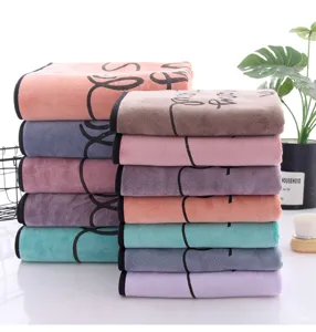Juego de toallas suaves y absorbentes con borde negro y patron impreso para uso domestico