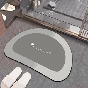 Vue détaillée d'un tapis de bain gris antidérapant en terre de diatomée, séchage rapide.