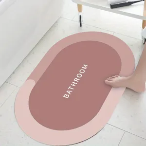 Detailansicht der Badematte mit saugfähiger Kieselgur-Oberfläche und moderner ovaler Form.