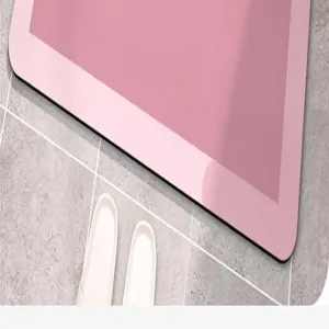 Detailopname van de moderne roze antislip diatomiet vloermat met een gladde textuur.
