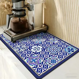 Detailaufnahme der blau-weißen Küchen-Abtropfmatte mit Fliesenmuster unter Kaffeemaschine.