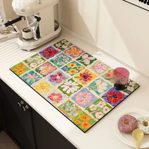 Detailansicht der Küchen-Abtropfmatte mit ölgemälde-Blumenmuster auf weißer Arbeitsplatte.