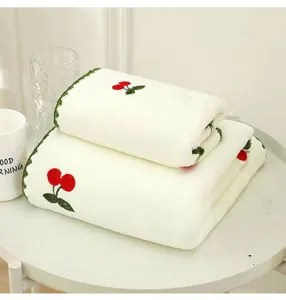 Korallenfleece Kirsche besticktes Handtuch Set, weich und saugfähiges Badetuch für zu Hause.