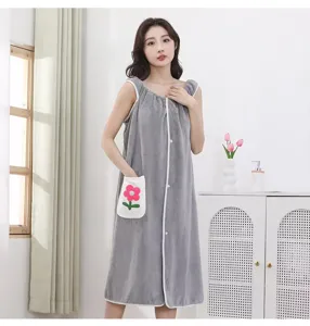 Toalla de bano ponible gris para mujeres, bata de bano suave absorbente para el hogar.