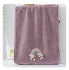 Hangende koraalvlies handdoek met schattige regenboog en kanten strik borduurwerk.