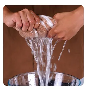 Primer plano de una toalla de forro polar coral súper absorbente escurriendo agua, suave.