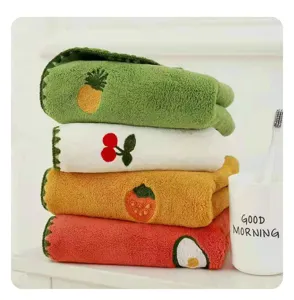Frucht Bestickung Korallenfleece Handtuch Set, süße Badetücher für die tägliche Nutzung.