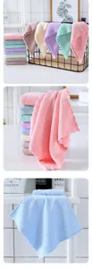 Detailansicht weicher Korallenfleece-Handtücher in Pastellfarben mit Wellrand, stark saugfähig.