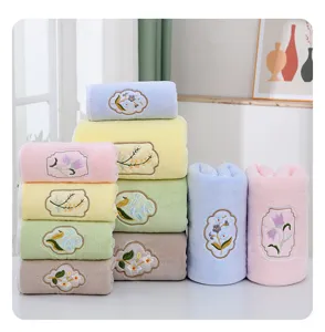 Korallenfleece besticktes Handtuch Detail, weiches Blumen Handtuchset, mehrfarbiges Heim Badetuch