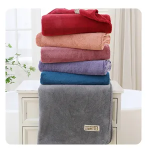 Weicher Korallenfleece Handtuchstapel in bunten Farben, dicke saugfähige Badetuch Detail.