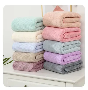 Serviette de bain en polaire corail motif ananas, douce et absorbante, usage domestique.