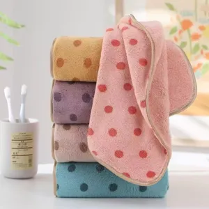 Korallenfleece Pünktchen Handtuch verdickt saugfähig Gesichtsbadetuch weich für den Alltag.