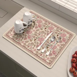 Scatto dettagliato del tappetino scolapiatti da cucina floreale rosa vintage, assorbente.