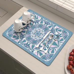 Primo piano del tappetino scolapiatti mandala retrò con tazze e posate sul bancone cucina