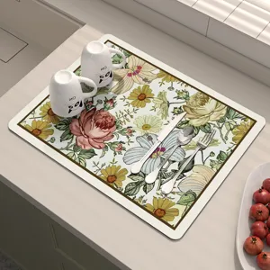 Vista dettagliata del tappetino asciugapiatti floreale vintage, superficie assorbente e antiscivolo.