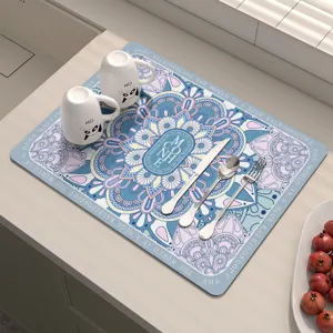 Dettaglio del tappetino scoloacqua per cucina con complesso motivo mandala e alta capacità assorbente.