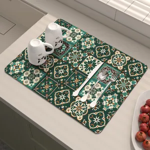 Tappetino asciuga stoviglie da cucina in stile retrò con motivo a piastrelle floreali geometriche.