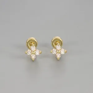 Orecchini a lobo con quadrifoglio in zircone brillante e chiusura a vite piatta per donna.