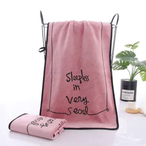 Toalla de baño rosa estampada suave y muy absorbente para uso diario en el hogar.