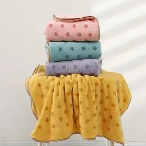 Kettgestricktes Korallenfleece Pünktchen Badetuch, verdicktes saugfähiges Haartrocktuch für Zuhause.