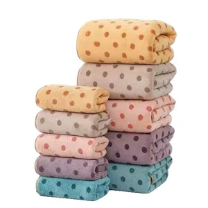 Buntes Set aus Korallenfleece-Punkte-Handtüchern, verdickte saugfähige Gesichtstücher.