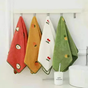 Korallenfleece Frucht Bestickung Hängehandtuch Set mit Erdbeer und Kirsch Mustern für Bad.