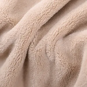 Weicher Korallenfleece Handtuch Stoff Nahaufnahme, verdickte saugfähige Plüschtextur zu Hause.