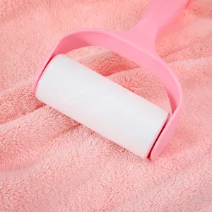 Roze pluisroller kleverige dierenhaarverwijderaar voor kleding huishoudelijk
