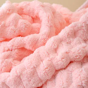 Toalla de forro polar de coral rosa suave con textura de rejilla, muy absorbente para el hogar.
