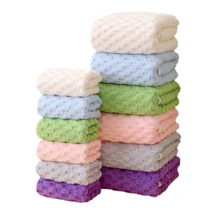 Conjunto de toallas de felpa coral con cuadros de nube, altamente absorbente, multicolor.