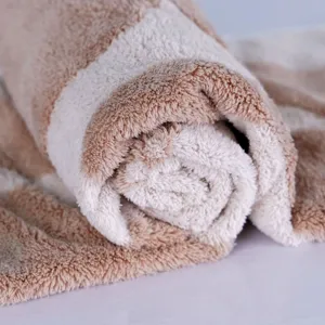 Toalla de baño de felpa de coral suave con patrón de ondas, absorbente para uso doméstico.