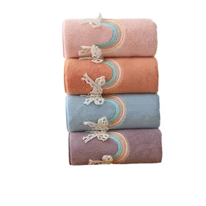 3D geborduurde regenboog koraalvleece badhanddoek set, zachte pastel gerolde handdoeken met strik.