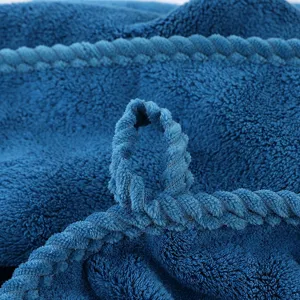 Blaues Korallenfleece Handtuch verdickt saugfähig Badetuch mit Aufhänger Detail