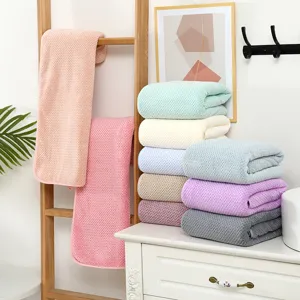 Serviette de bain en polaire corail 70x140cm, absorbante motif grille pour la maison.