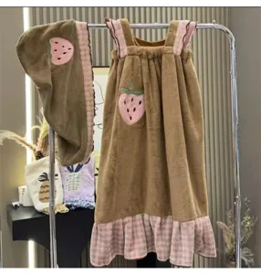 Σετ φορητής πετσέτας μπάνιου από κοραλλioν fleece με κέντημα φράουλας και σκουφάκι.