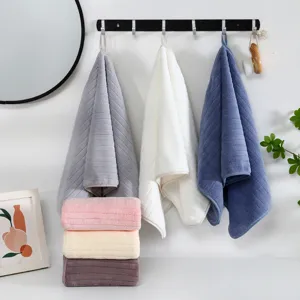 Ensemble de serviettes de visage douces et epaisses en polaire de corail absorbantes.