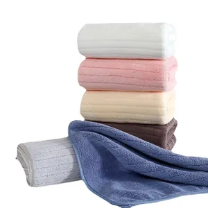 Pile de serviettes de visage en polaire corail épaissie avec design absorbant rayé usage quotidien.