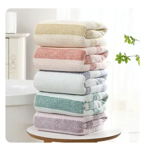 Korallenfleece Badetuch Detailansicht, weiches saugfähiges gestapeltes Design für gemütliches Bad.