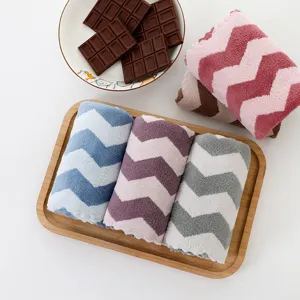 Asciugamano viso assorbente in pile corallo con motivo chevron morbido per uso quotidiano