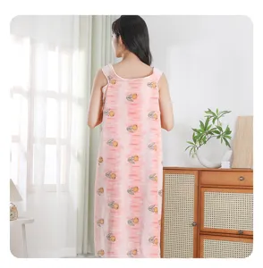 Vista detallada de la toalla de baño portátil de felpa coral con estampado de tulipanes rosas, suave.