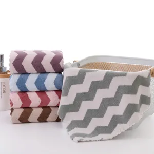 Asciugamani viso in morbido pile a chevron, altamente assorbenti per la cura quotidiana del bagno.