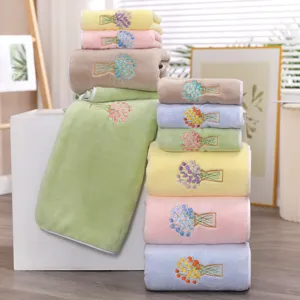 Buntes besticktes Handtuch-Set mit Blumen, weiches und saugfähiges Baumwoll-Badetuch.