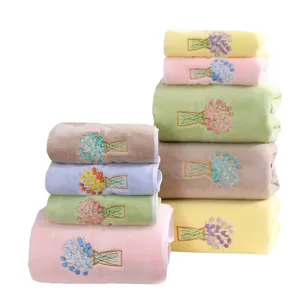 Buntes besticktes Handtuch-Set mit Blumen, weiche und saugfähige Badetücher für den Haushalt.