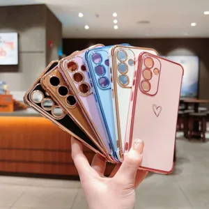 Vue détaillée de la coque de téléphone galvanisée avec motif cœur et découpes précises.