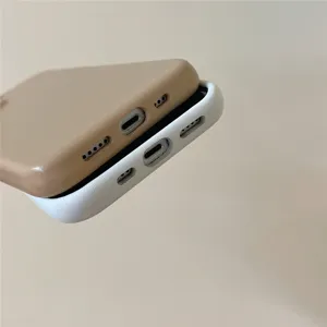 Primo piano dettagliato dei ritagli precisi delle porte sulla custodia protettiva in pelle.