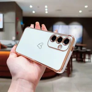 Coque de protection électrolytique pour Samsung S25U avec design de cœur creux et bordure dorée.