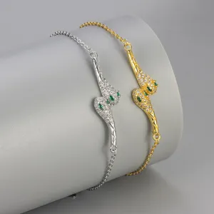Exquis bracelet de cheville en forme de serpent avec zircon scintillant et détails élégants.