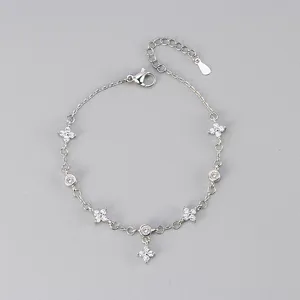Silbernes Kleeblatt Zirkon Armband Detailansicht, elegantes modisches Damenschmuck Armband.