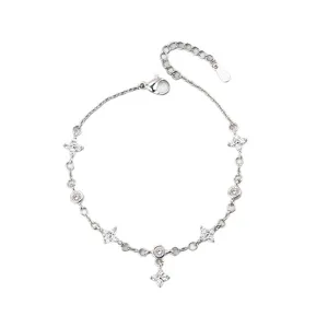 Elegantes silberfarbenes vierblättriges Kleeblatt Zirkonia Armband Damen verstellbar.