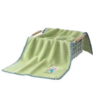 Vergrößertes Korallenfleece Jacquard Kaninchen Handtuch, weiches saugfähiges Gesichtstuch für Zuhause.
